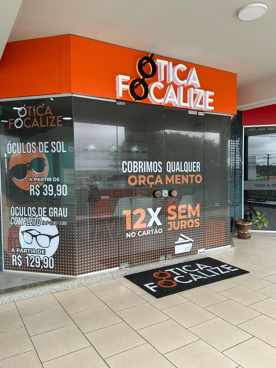 Vitrine da Ótica Focalize com promoções de óculos de sol e de grau