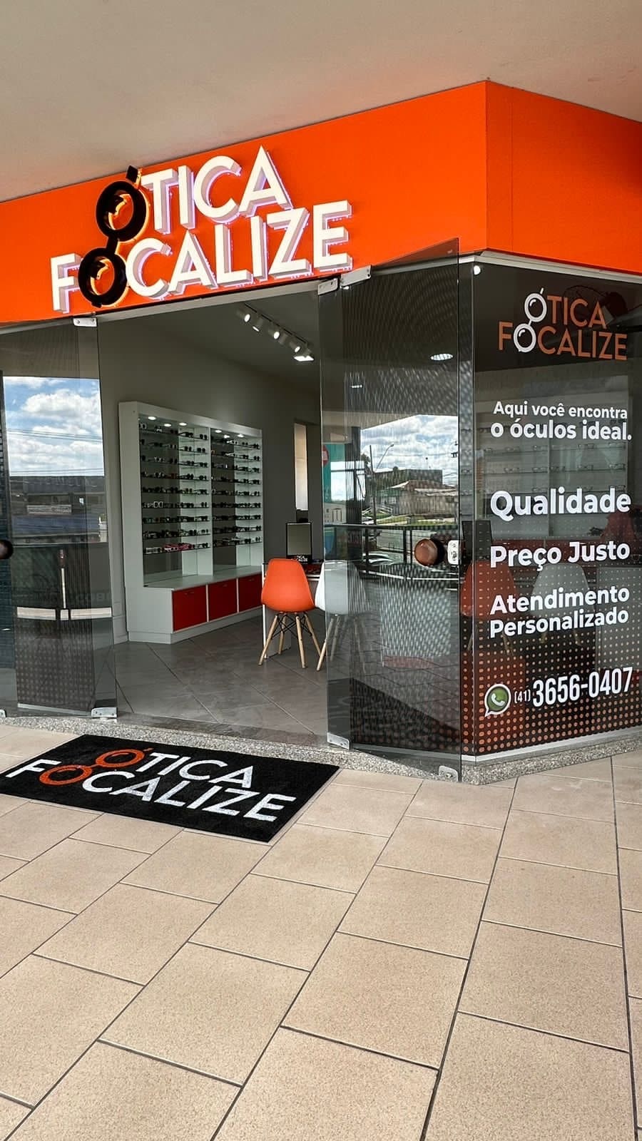 Interior da Ótica Focalize com expositor de armações